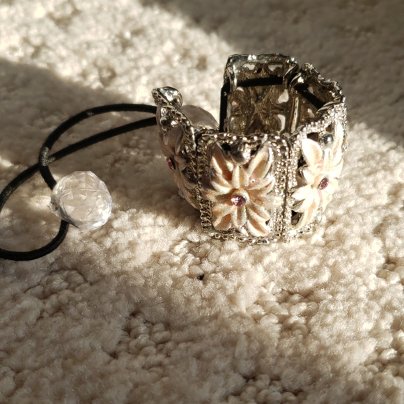 Two x Crystal Rhinestones Flower hand accessories - Picture 5 of 6